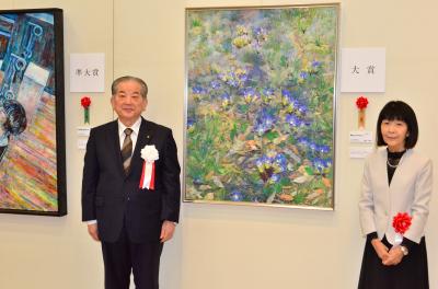 大賞受賞作品とともに記念写真に納まる阿部さんと渡辺市長
