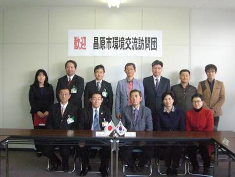 吉田副市長とジョン ジョンソク団長(前列左から2、3人目)を囲んで記念撮影