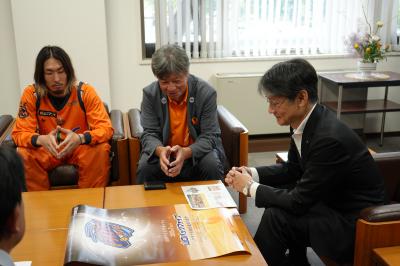 新しい名称「山口パッツファイブ」について説明する成田代表と市長