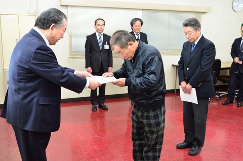 市長から委嘱状を受け取る斉藤さん(中央)と田村さん(右)