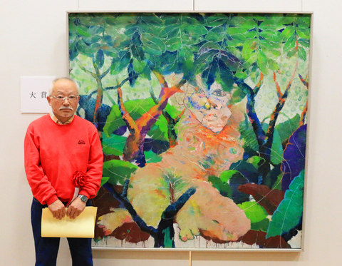 大賞を受賞された作品「雨を降らす樹に抱かれる女。」と井岡さん