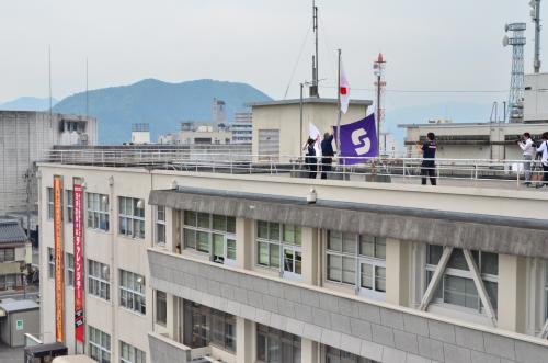 お互いの健闘をたたえるため狛江市の市旗を山口総合支所のポールに掲揚しました