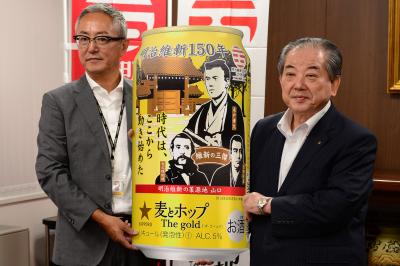 発売される「維新の三傑」のレプリカを持つ忠沢執行役員（左）と市長