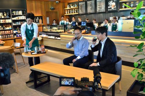 バリスタに入れていただいたコーヒーを試飲する中島本部長と伊藤副市長。副市長は「とてもマイルドで飲みやすい」と感想を述べた。
