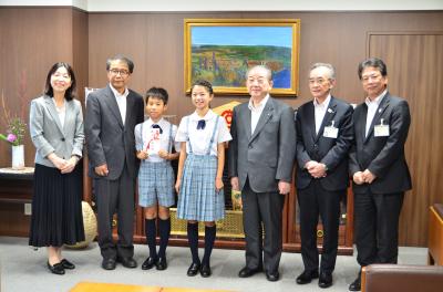 全国大会に出場される合唱部の児童（左から3番目と4番目）らと市長の集合写真