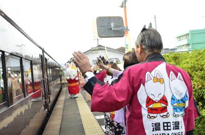 湯田温泉駅では地域住民や湯田温泉のキャラクターゆう子らがおもてなし