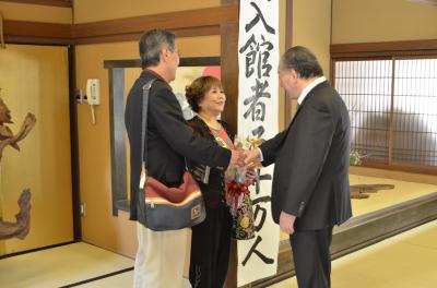 来館のお礼を述べる市長と中村ご夫妻