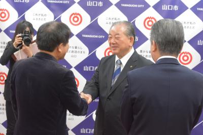 共に頑張ろう、と固い握手を交わす市長と斉藤さん
