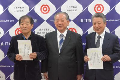 左から、斉藤さん、市長、田村さん