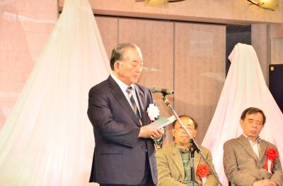 受賞された井戸川射子さんに、お祝いの言葉を述べる市長