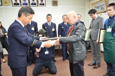 田中消防長から感謝状を受け取る傷病者の知人の藤井さん