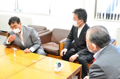 島津院長（中央）と吉岡事務長（左）から説明を受ける渡辺市長（右）