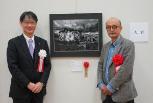 大賞に選ばれた受賞作「幻日」（中央）と内田さん（右）、市長（左）
