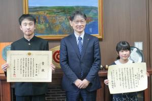 記念撮影の様子（左から、倉𫟯さん、市長、藤本さん）
