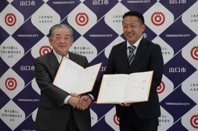 協定書を手交した森脇社長（右）と渡辺市長
