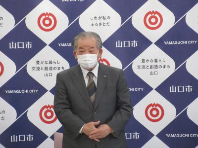 市長が生徒らにねぎらいの言葉をかける様子