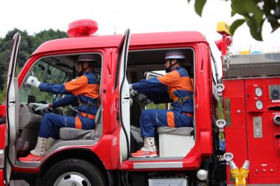 消防車に乗り込む消防団員