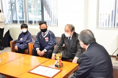 市長に、全国大会出場を報告する大谷監督、梅田コーチ、渡邉主将（右から）