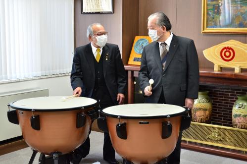 ティンパニの音色を楽しむ市長（右）と藏成会長（左）