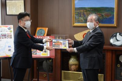 福田統括局長（左）からフレーム切手を受け取る渡辺市長（右）
