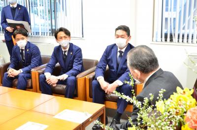 渡辺市長に抱負を語る河村社長ら