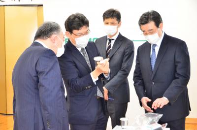 薬剤入り注射器等について説明を受ける渡辺市長（左）