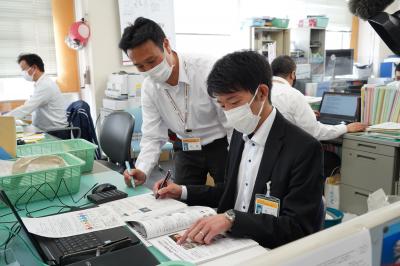 早速業務にあたる今山さん（右）。７月１日に開幕する「山口ゆめ回廊博覧会」のプレスリリースの校正作業をする様子