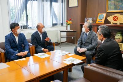 石田修詳代表取締役（左）と歓談する渡辺市長（右）