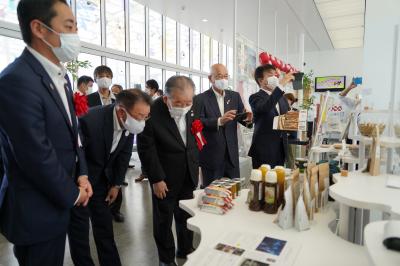 インフォメーションセンターでは、期間中、圏域内のイベント、観光、交通情報などをご案内します。また、圏域内の特産品を「SELECT　YUMEHAKU」として販売します