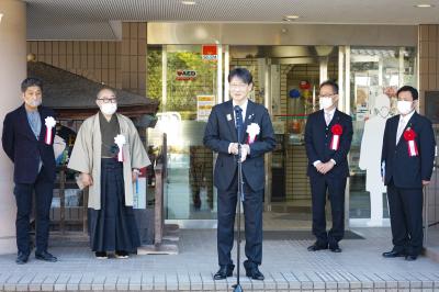 式典であいさつをする市長（写真中央）