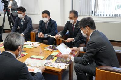 今年の事業について説明を受ける市長（右）