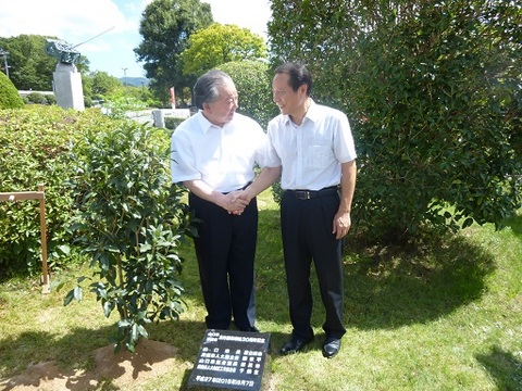 記念植樹の前にて(渡辺純忠山口市長と鄒世平副主任)