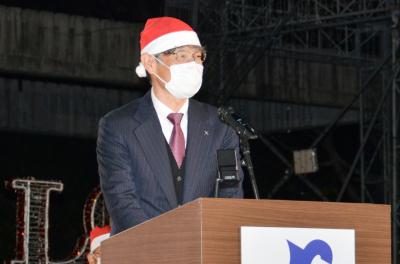 挨拶する伊藤クリスマス市長