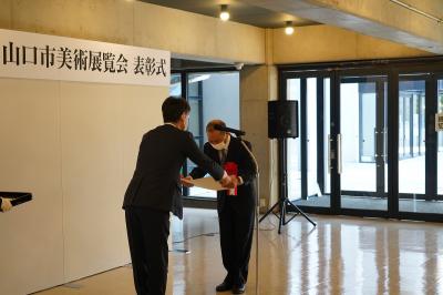 伊藤市長から表彰状を受け取る村田さん