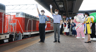 川崎智史新山口管理駅長と市長による出発合図の様子