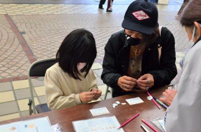 手話名刺作成と手話自己紹介体験の様子