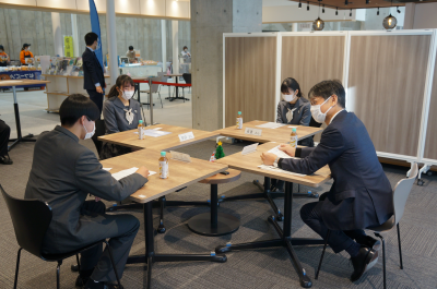 山口県鴻城高等学校の皆さんと市長が懇談する様子