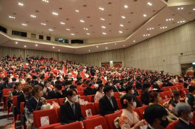 記念式典が行われた市民会館大ホールの様子