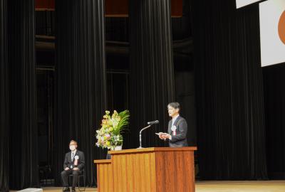 記念式典で式辞を述べる市長