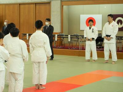 あいさつする伊藤市長（写真中央）