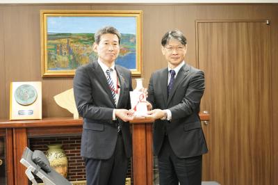 佐口支店長（左）から目録を受け取る伊藤市長（右）