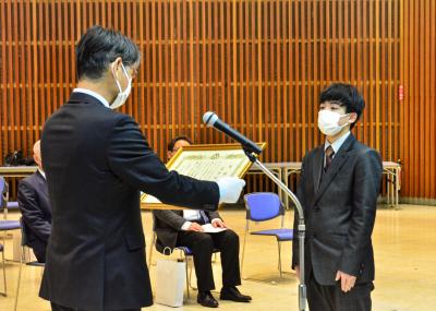市長から市スポーツ特別表彰を受ける岩井田駿斗さん（右）