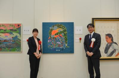 大賞に選ばれた受賞作「HOME」（中央）と土谷寛子さん（左）、市長（右）
