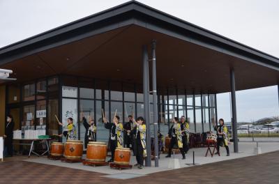 増築したレストラン棟の前で行われた和太鼓の演奏