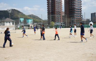 地域の皆さんとサッカー部生徒がウォーキングサッカーを楽しむ様子