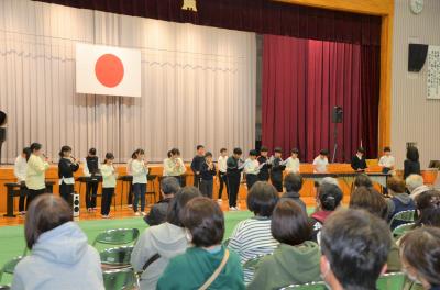 徳佐小学校児童による合奏披露の様子