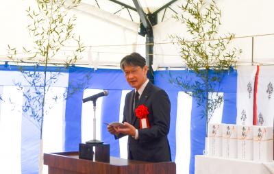 あいさつする伊藤市長