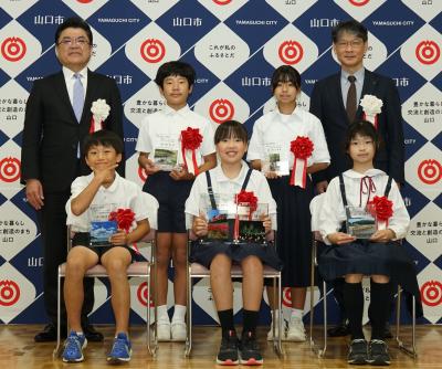 小学生の部受賞者の皆さんと鵤会長（後列左）、市長（後列右）