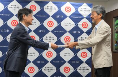 辞令を受け取った後藤さん（右）