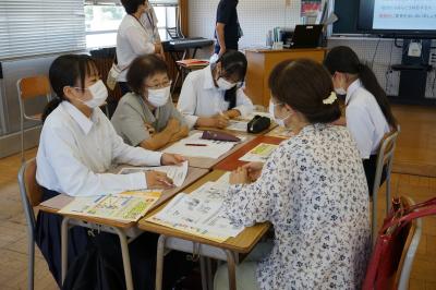 川西中学校で行われた認知症サポータ養成講座の様子